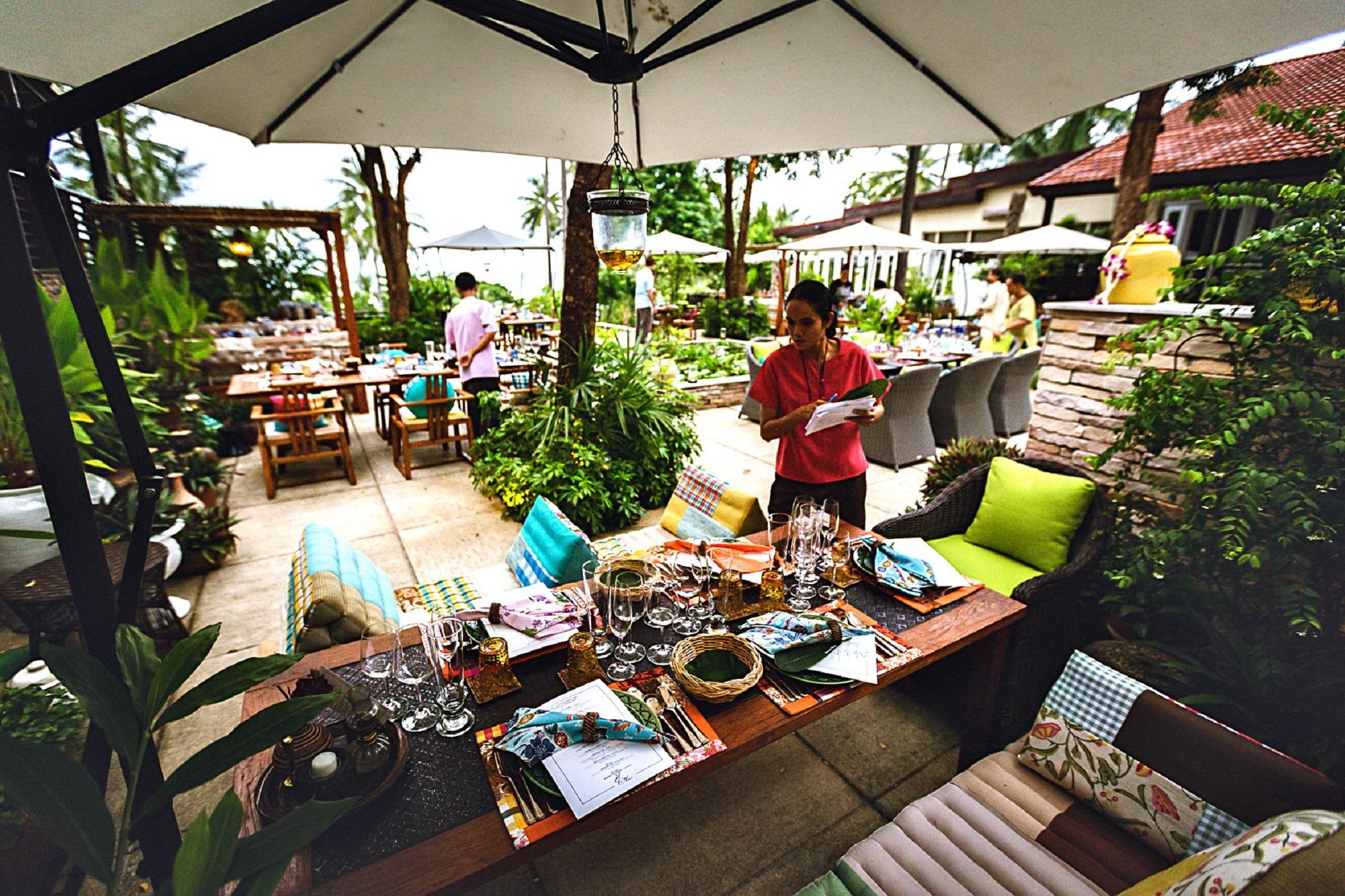 Garrya Tongsai Bay Samui Hotel Choeng Mon Eksteriør billede The restaurant's garden