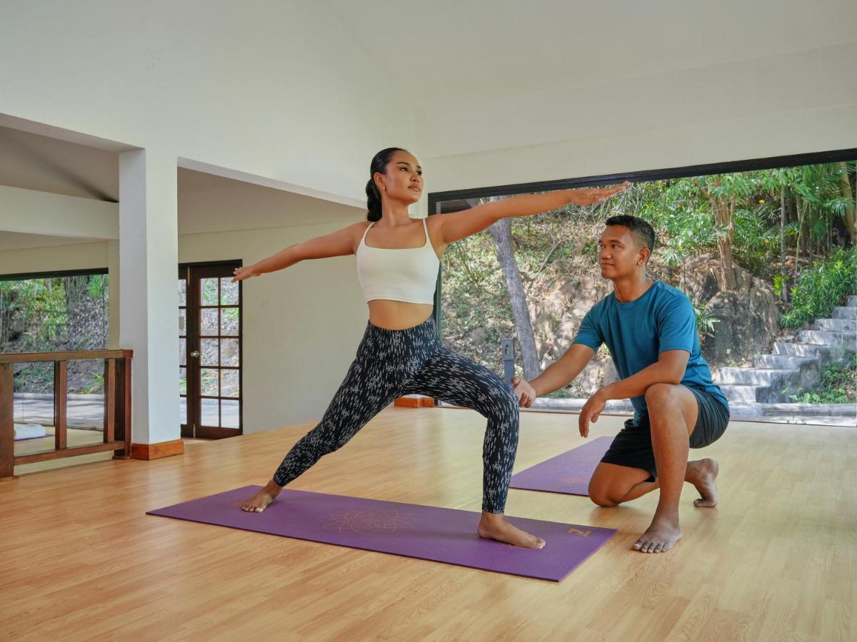 Garrya Tongsai Bay Samui Hotel Choeng Mon Eksteriør billede A yoga instructor assists a student with a pose.