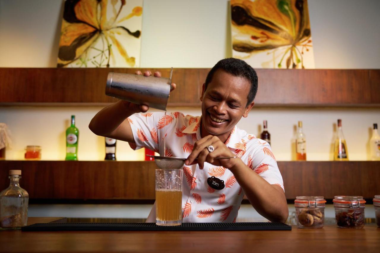 Garrya Tongsai Bay Samui Hotel Choeng Mon Eksteriør billede A bartender at work