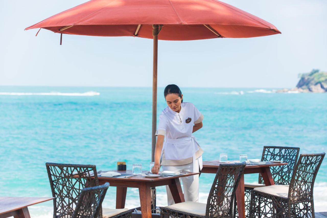 Garrya Tongsai Bay Samui Hotel Choeng Mon Eksteriør billede A hotel staff sets up a table at a beach resort.