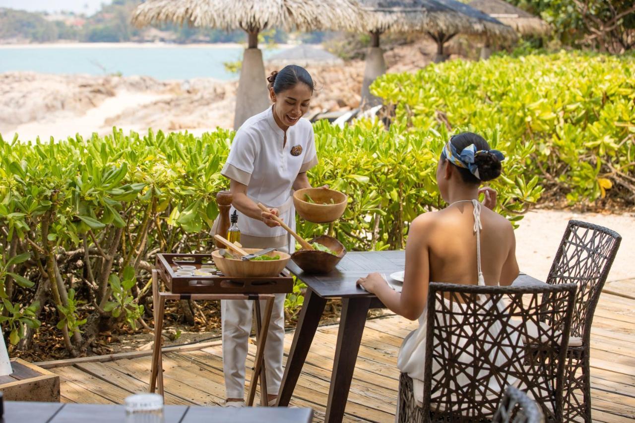 Garrya Tongsai Bay Samui Hotel Choeng Mon Eksteriør billede A Thai woman serving food at a resort