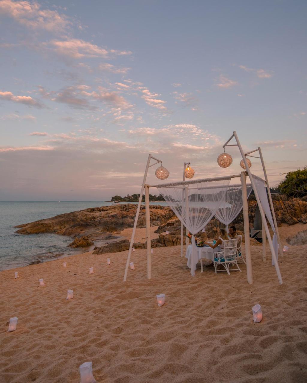 Garrya Tongsai Bay Samui Hotel Choeng Mon Eksteriør billede A beachside dinner at the resort